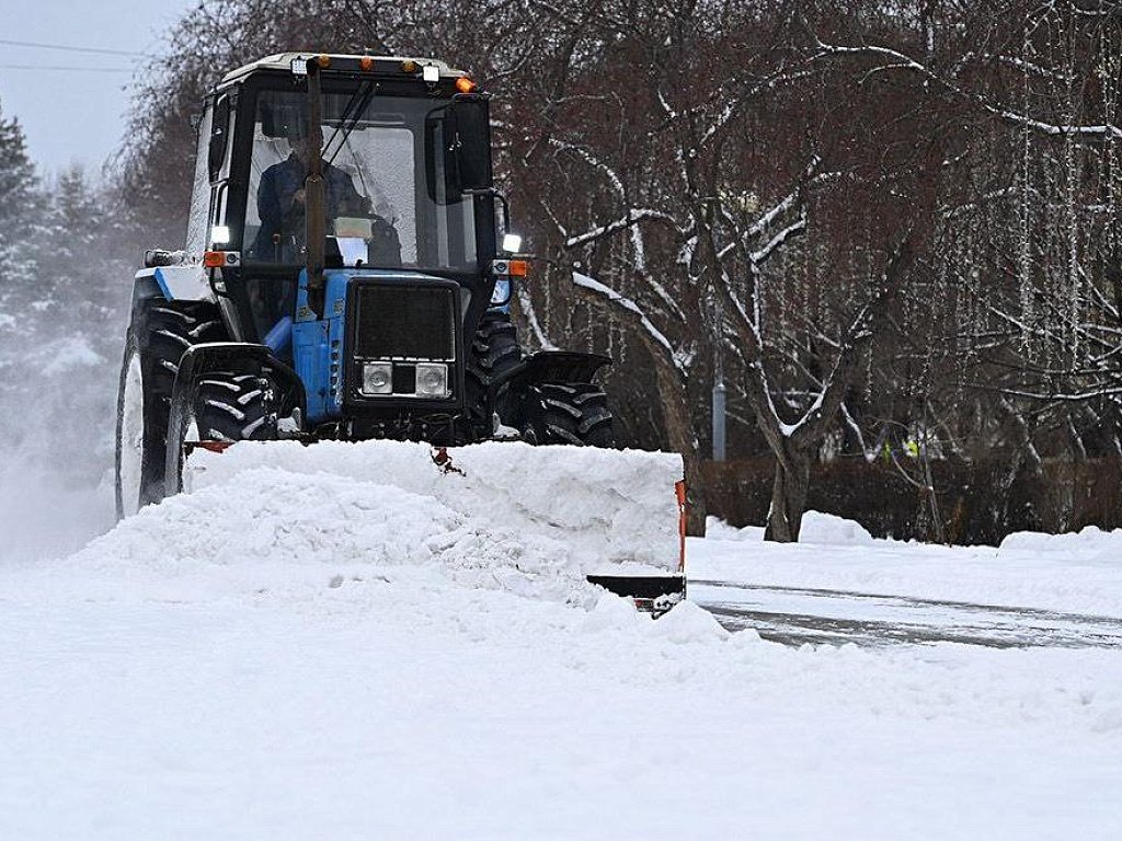На дорогах Челябинской области 2 января после снегопада работают 190 единиц техники