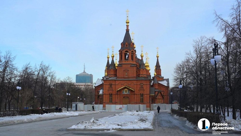 В челябинском храме Александра Невского установили мраморный иконостас