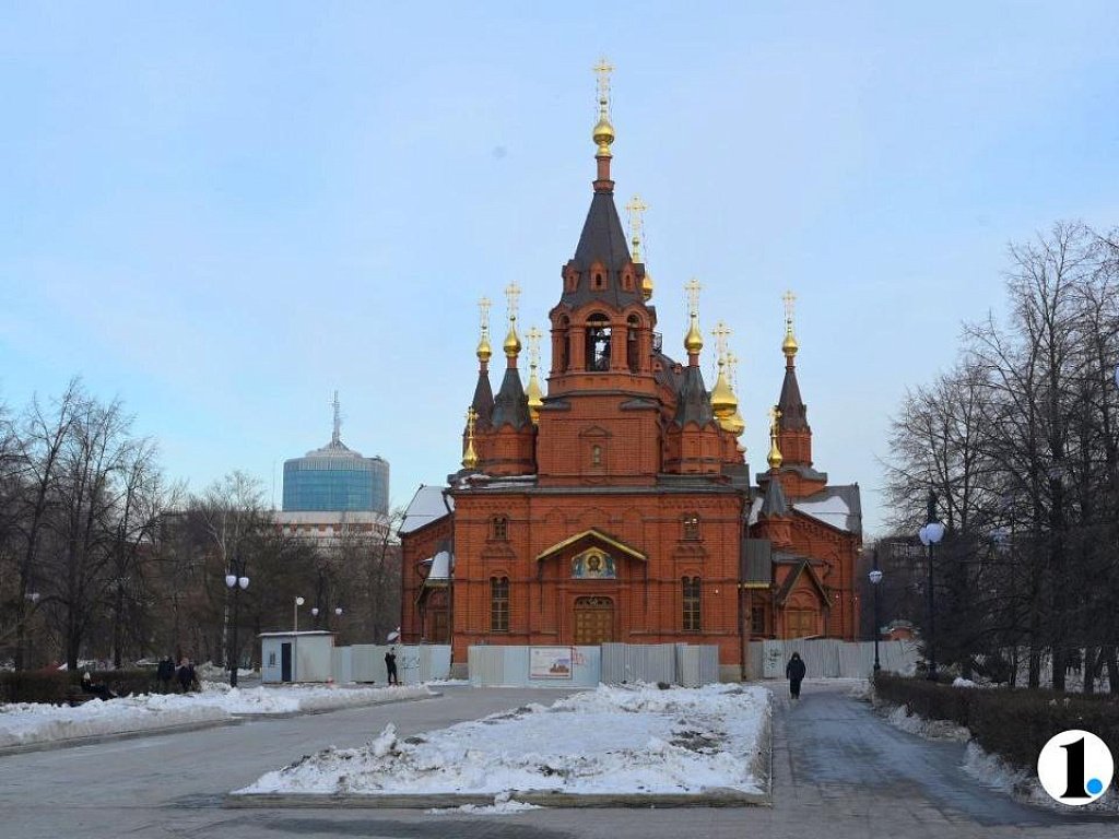 В челябинском храме Александра Невского установили мраморный иконостас