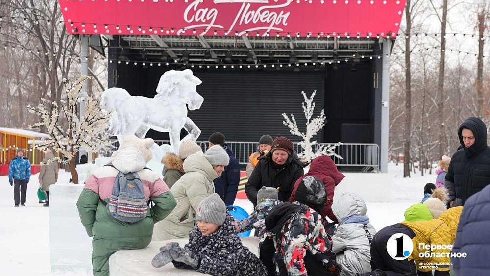 Челябинцы проводят новогодние каникулы в ледовом городке «Сада Победы»