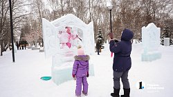 Челябинцы проводят новогодние каникулы в ледовом городке «Сада Победы»