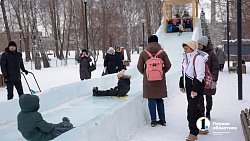 Челябинцы проводят новогодние каникулы в ледовом городке «Сада Победы»