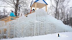 Челябинцы проводят новогодние каникулы в ледовом городке «Сада Победы»