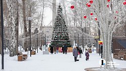 Челябинцы проводят новогодние каникулы в ледовом городке «Сада Победы»