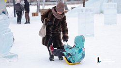 Челябинцы проводят новогодние каникулы в ледовом городке «Сада Победы»