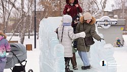 Челябинцы проводят новогодние каникулы в ледовом городке «Сада Победы»