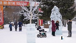Челябинцы проводят новогодние каникулы в ледовом городке «Сада Победы»
