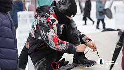 Челябинцы проводят новогодние каникулы в ледовом городке «Сада Победы»