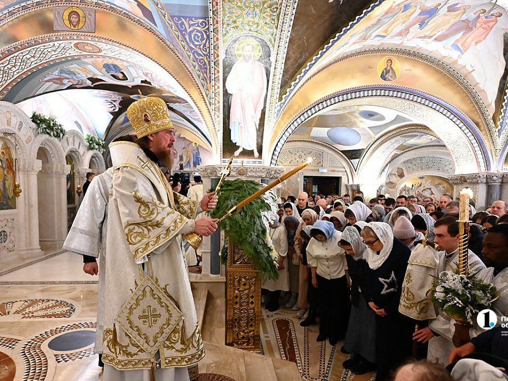 В Челябинске в ночь на 7 января прошла Рождественская служба