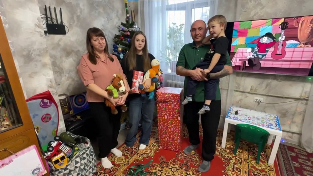 Губернатор Челябинской области исполнил новогодние желания детей из Ясиноватой