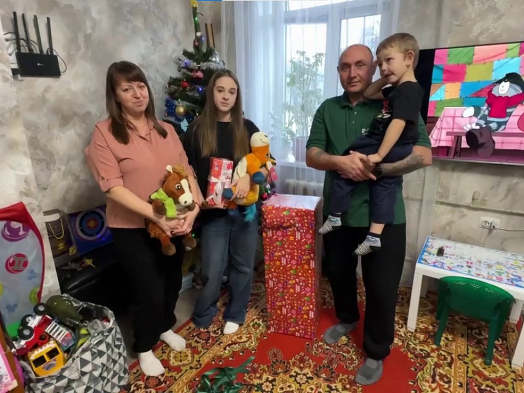 Губернатор Челябинской области исполнил новогодние желания детей из Ясиноватой