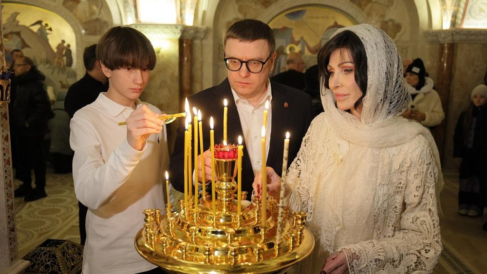 Алексей Текслер с семьей посетил рождественскую службу в кафедральном соборе