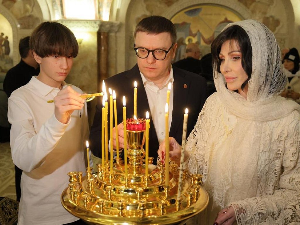 Алексей Текслер с семьей посетил рождественскую службу в кафедральном соборе