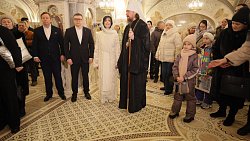 Алексей Текслер с семьей посетил рождественскую службу в кафедральном соборе