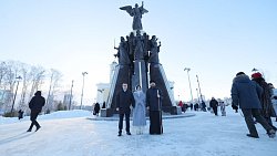 Алексей Текслер с семьей посетил рождественскую службу в кафедральном соборе