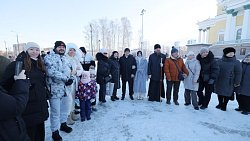 Алексей Текслер с семьей посетил рождественскую службу в кафедральном соборе