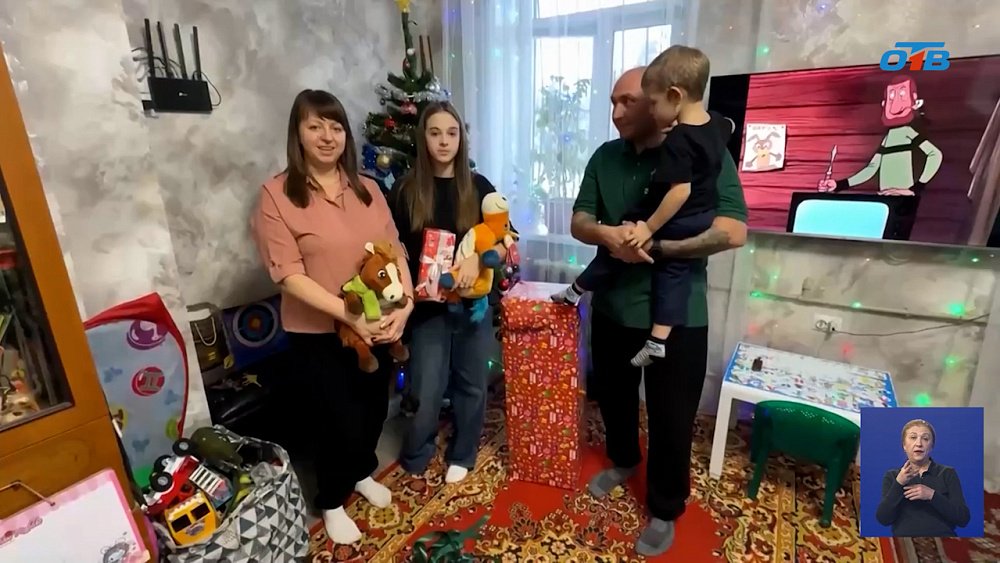 Алексей Текслер вручил подарки детям из Ясиноватой