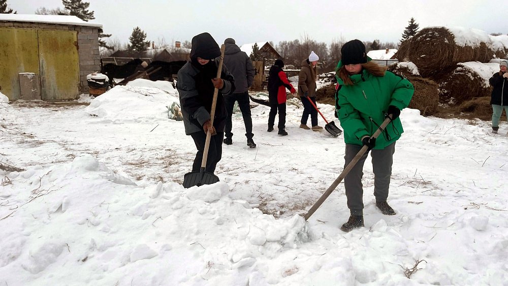 Юные волонтеры из Челябинской области в каникулы очищают поселки от снега