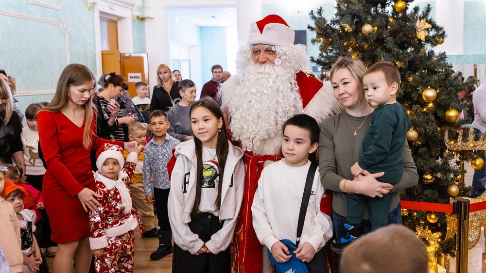 Рождественские елки главы Челябинска посетили 1200 детей