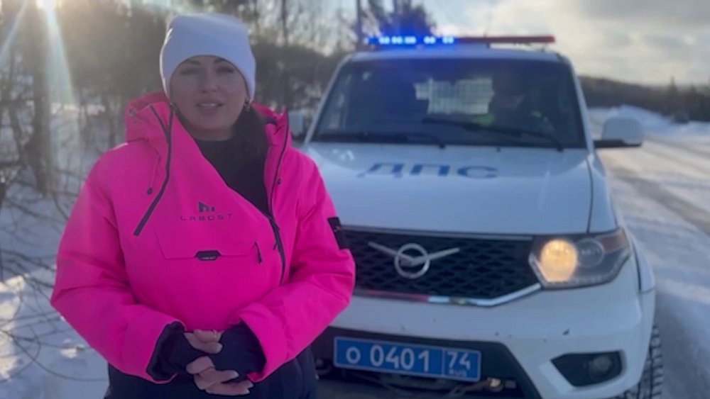 Полицейские Златоуста вызволили машину местных жителей из снежного плена