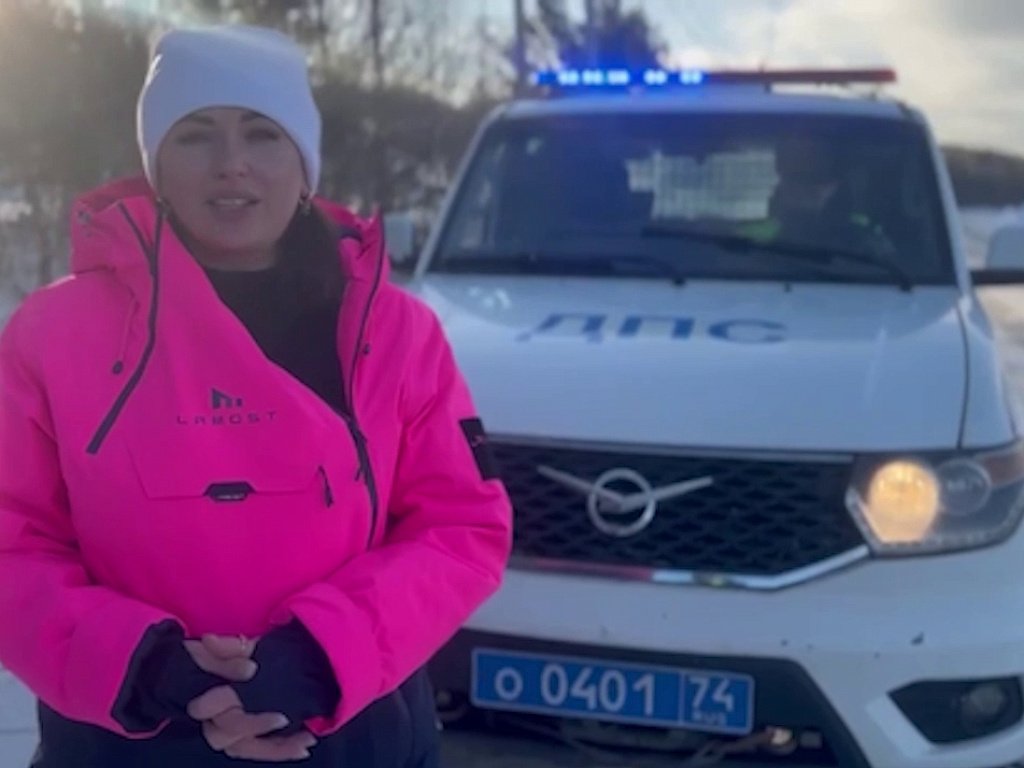 Полицейские Златоуста вызволили машину местных жителей из снежного плена