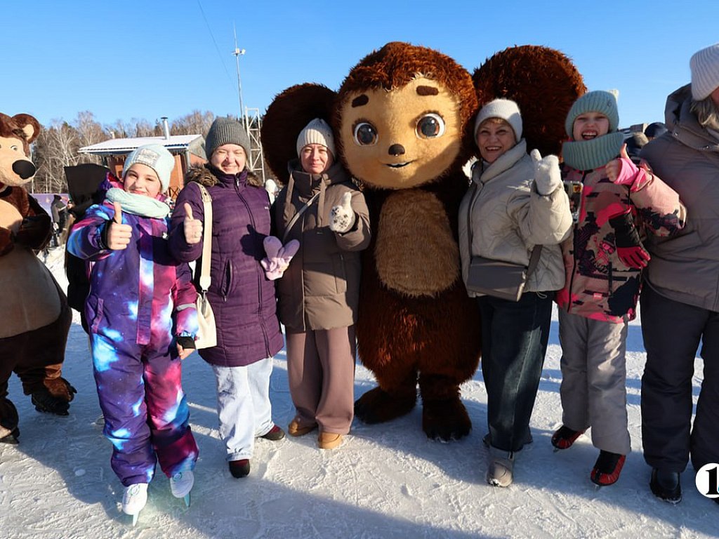 На катке Лыжной базы Челябинска можно прокатиться с Чебурашкой