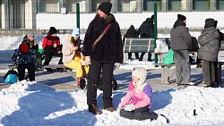 На катке Лыжной базы Челябинска можно прокатиться с Чебурашкой