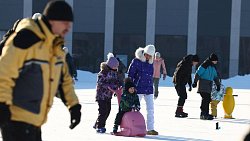 На катке Лыжной базы Челябинска можно прокатиться с Чебурашкой