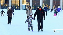 На катке Лыжной базы Челябинска можно прокатиться с Чебурашкой