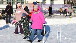 На катке Лыжной базы Челябинска можно прокатиться с Чебурашкой