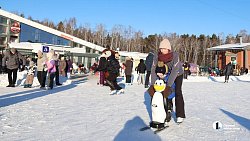 На катке Лыжной базы Челябинска можно прокатиться с Чебурашкой
