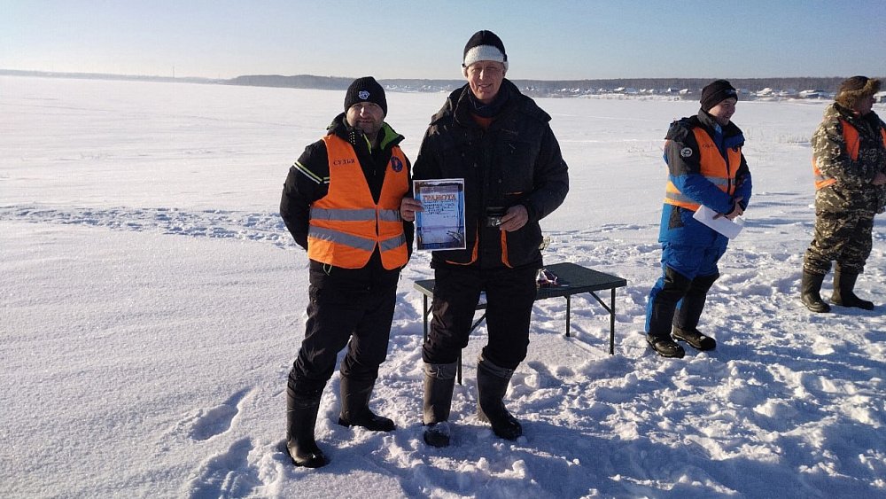 Южноуральские рыбаки вышли на лед озера Аргаяш за крупным уловом