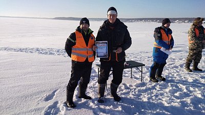 Южноуральские рыбаки вышли на лед озера Аргаяш за крупным уловом