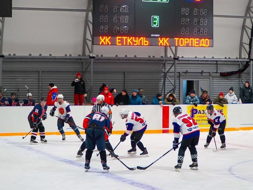 На обновленном хоккейном корте в Еткуле провели любительский матч