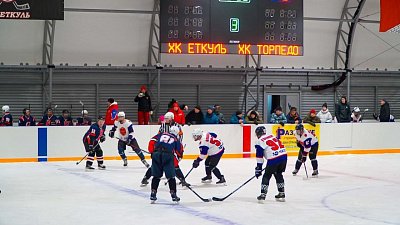 На обновленном хоккейном корте в Еткуле провели любительский матч