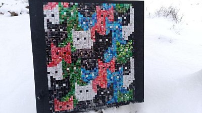 Челябинский Чистомэн создал картину из алюминиевых котов