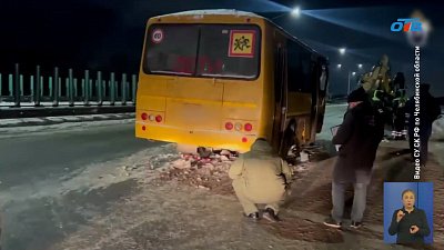 Школьный автобус столкнулся с погрузчиком в Челябинской области