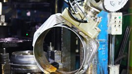 В колесном цехе челябинского предприятия установили робота-манипулятора