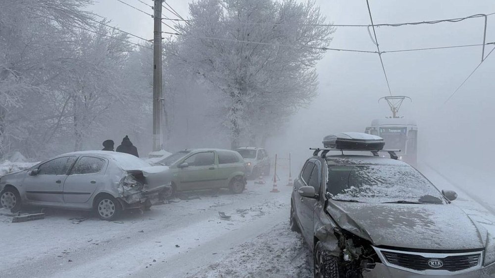Пять автомобилей столкнулись в густом тумане в Магнитогорске