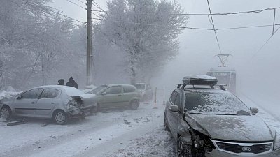 Пять автомобилей столкнулись в густом тумане в Магнитогорске