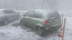 Пять автомобилей столкнулись в густом тумане в Магнитогорске