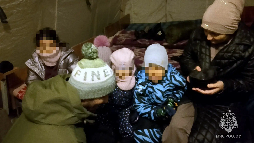 Утром 15 января на трассе под Миассом спасли от мороза семью с четырьмя детьми