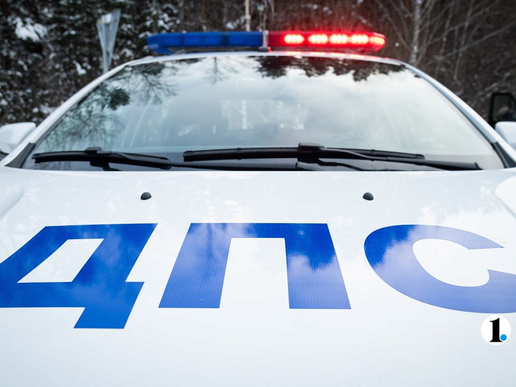 В центре Челябинска автомобиль протаранил дверь магазина