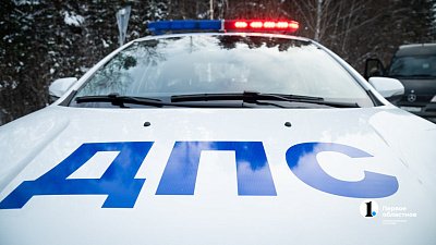 В центре Челябинска автомобиль протаранил дверь магазина