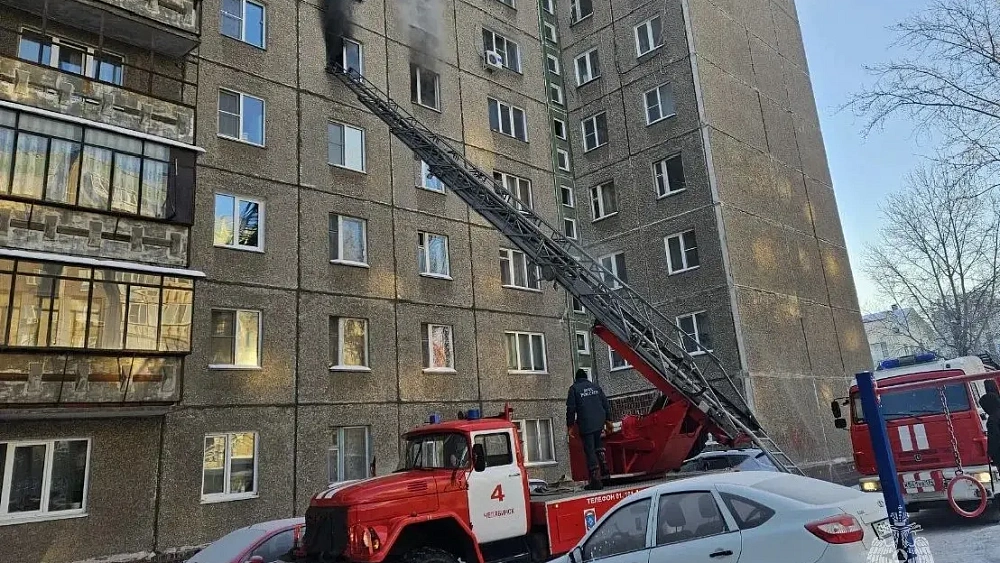 В Челябинске при пожаре в многоэтажке на Сталеваров погиб мужчина