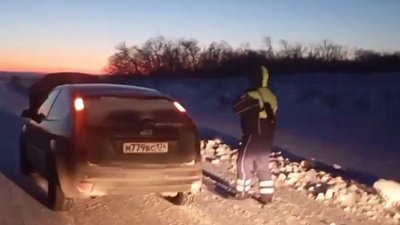 Челябинские инспекторы ДПС спасли семью с ребенком в сильный мороз