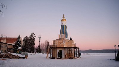 На озере Тургояк идет строительство снежной часовни
