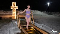 В Челябинске с вечера 18 января люди окунаются в крещенские купели