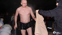 В Челябинске с вечера 18 января люди окунаются в крещенские купели