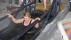 В Челябинске с вечера 18 января люди окунаются в крещенские купели